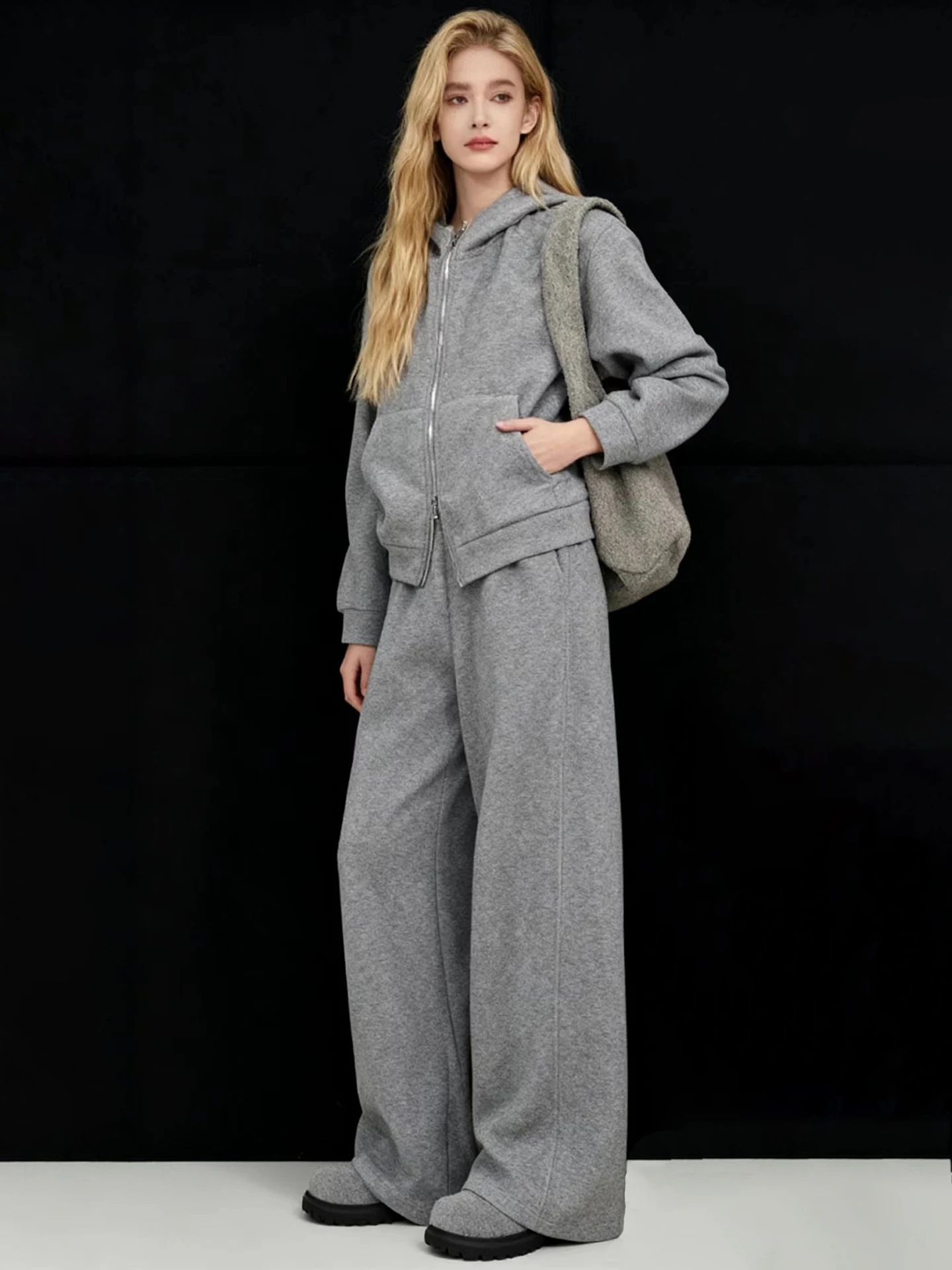 

Комплект HUAAPPUW: Утепленная толстовка на флисе и теплые спортивные брюки для женщин, повседневный спортивный костюм с длинными рукавами на молнии, полиэстер