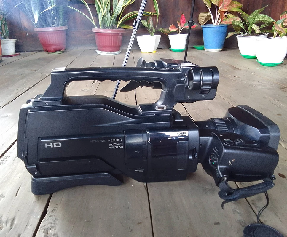 

Видеокамера HXR-MC1500 HD для золотых продавцов с 12-кратным оптическим / 160-кратным цифровым зумом, оптической стабилизацией изображения и сенсорной панелью управления