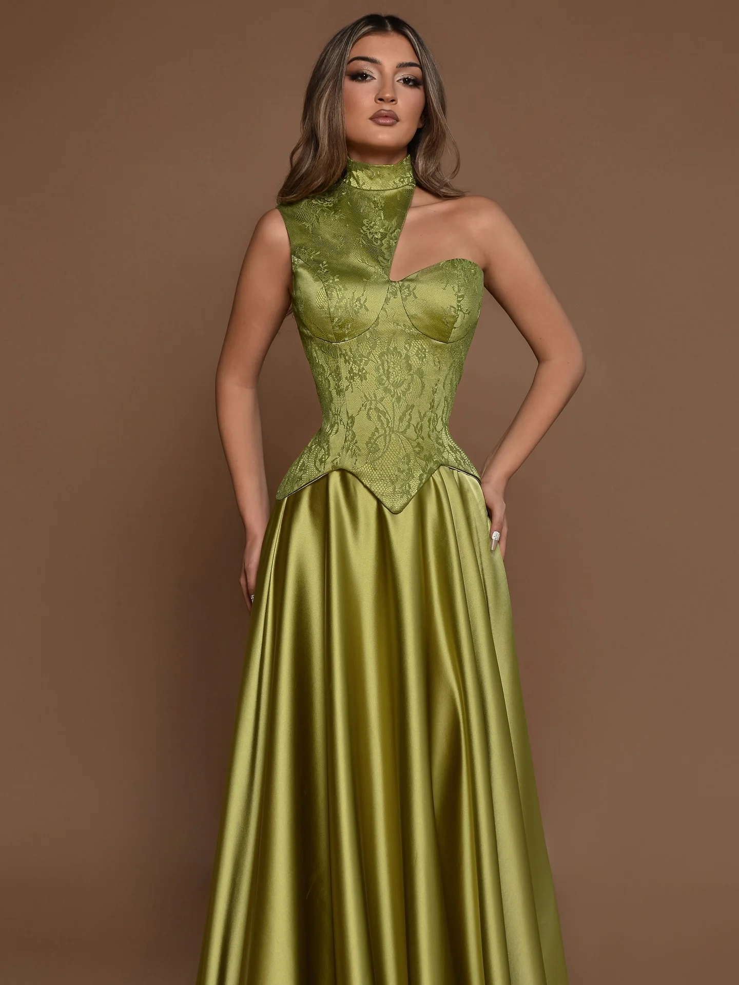 فستان سهرة أنيق من الساتان باللون الأخضر الزيتوني مع فتحة رقبة عالية غير متماثلة وصدرية مشد، حفلة موسيقية رسمية طويلة بطول الأرض