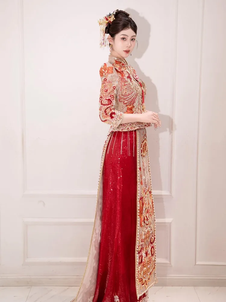 The new Chinese-style wedding dress for brides in red toasting and dragon phoenix