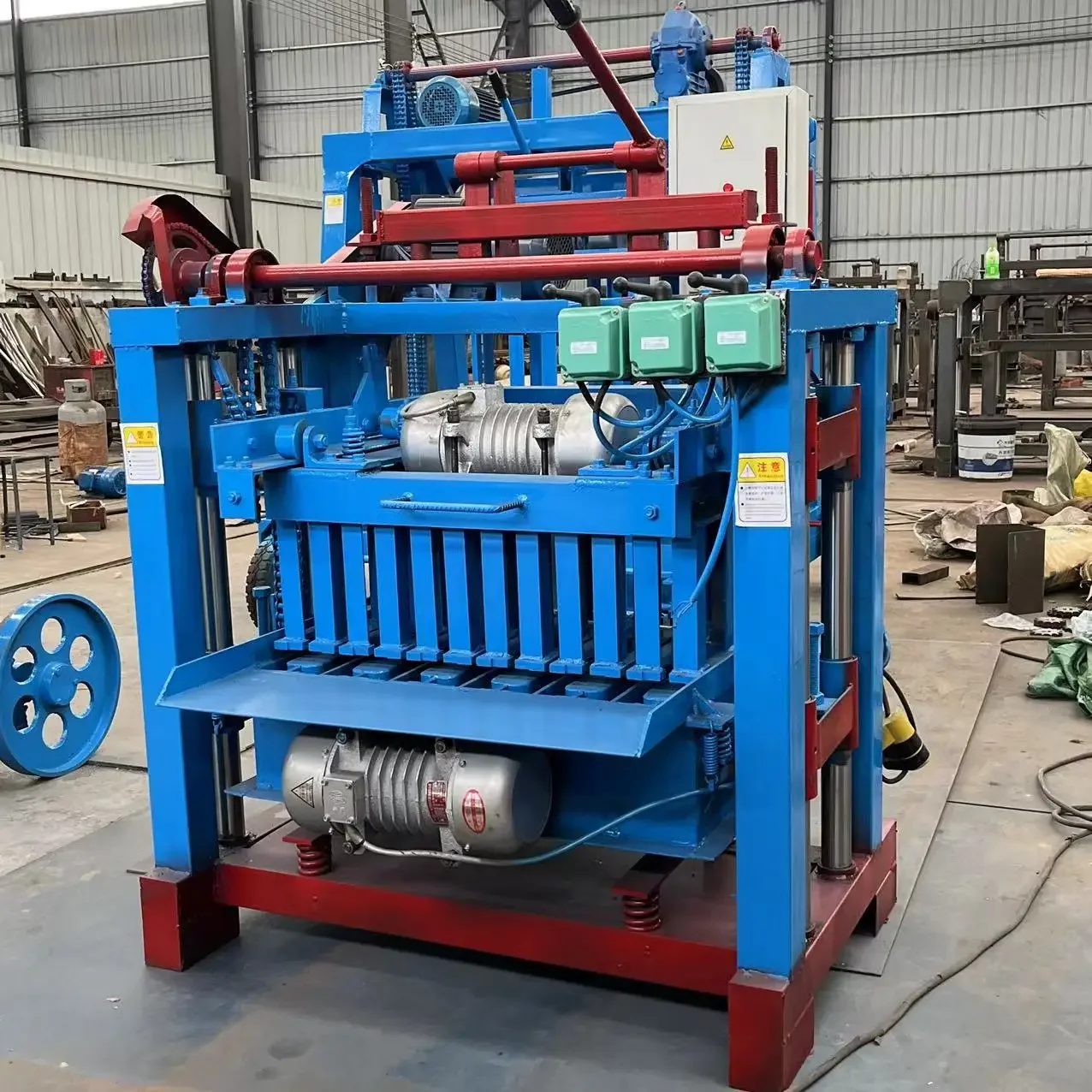 مبيعات المصنع مباشرة لآلات تصنيع الطوب الأسمنتي وآلات تصنيع الطوب الخرساني تباع جيدًا