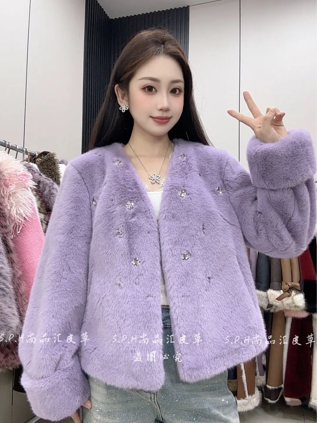 Flauschige Mäntel 2025, Winter, neue Damen-Kurzmantel mit V-Ausschnitt, Umlegekragen, schlankmachend, warm, schwer, handwerklich, Strass, schwarz, Kunstpelzmantel, weiblich