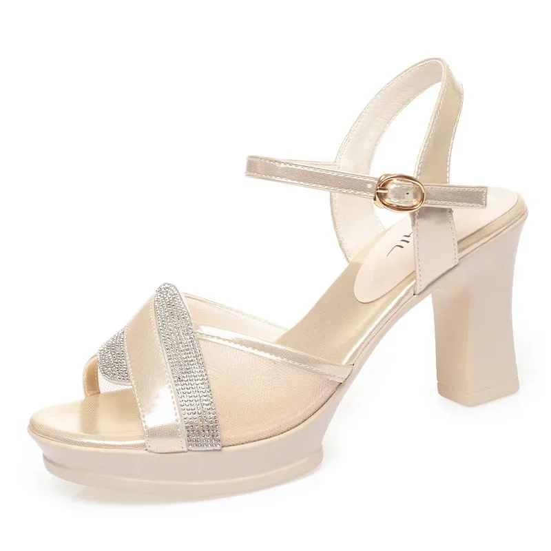 8 سنتيمتر كل مباراة مريحة شبكة حجر الراين الصنادل الجلدية أحذية منصة صيف 2025 كتلة صندل كعب عالٍ مكتب أمي يوميا