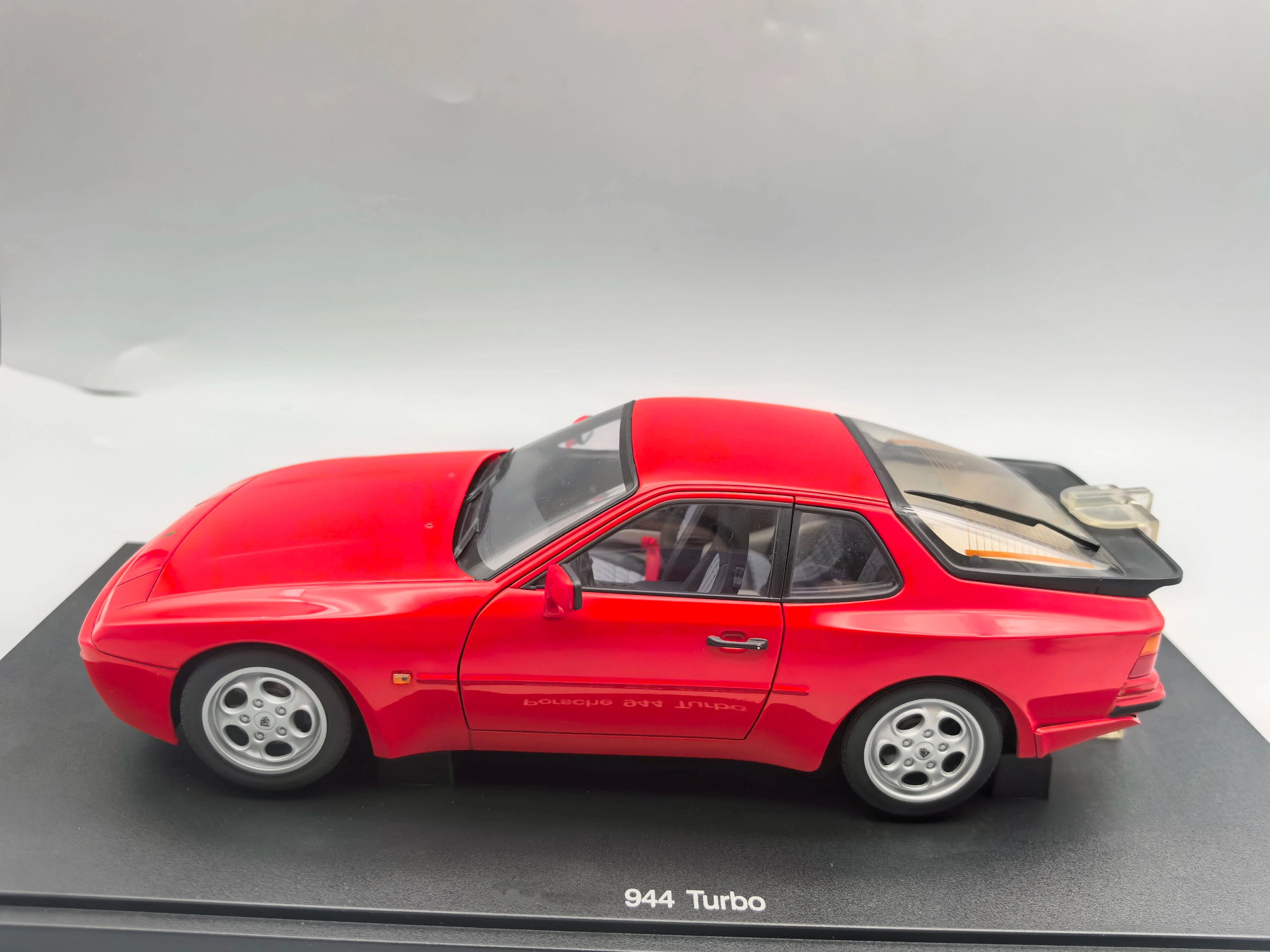 Autoart 1:18 944 Turbo Red Simulation Limited Edition All Open Alloy Metal Static Car Model Toy Gift