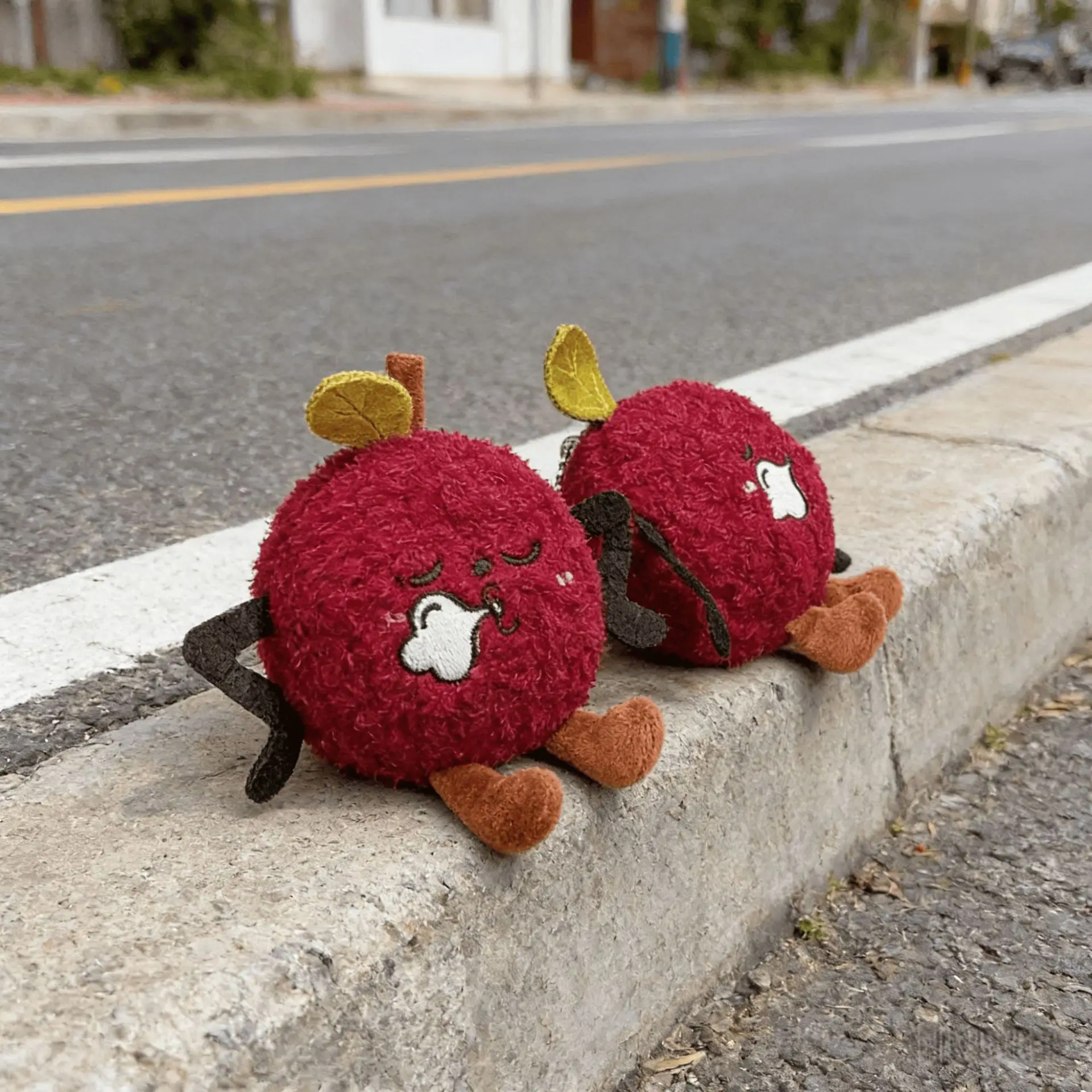 Cute and creative plush lychee pendant keychain, cartoon-like realistic fruit, fashionable backpack decoration, pendant accessor