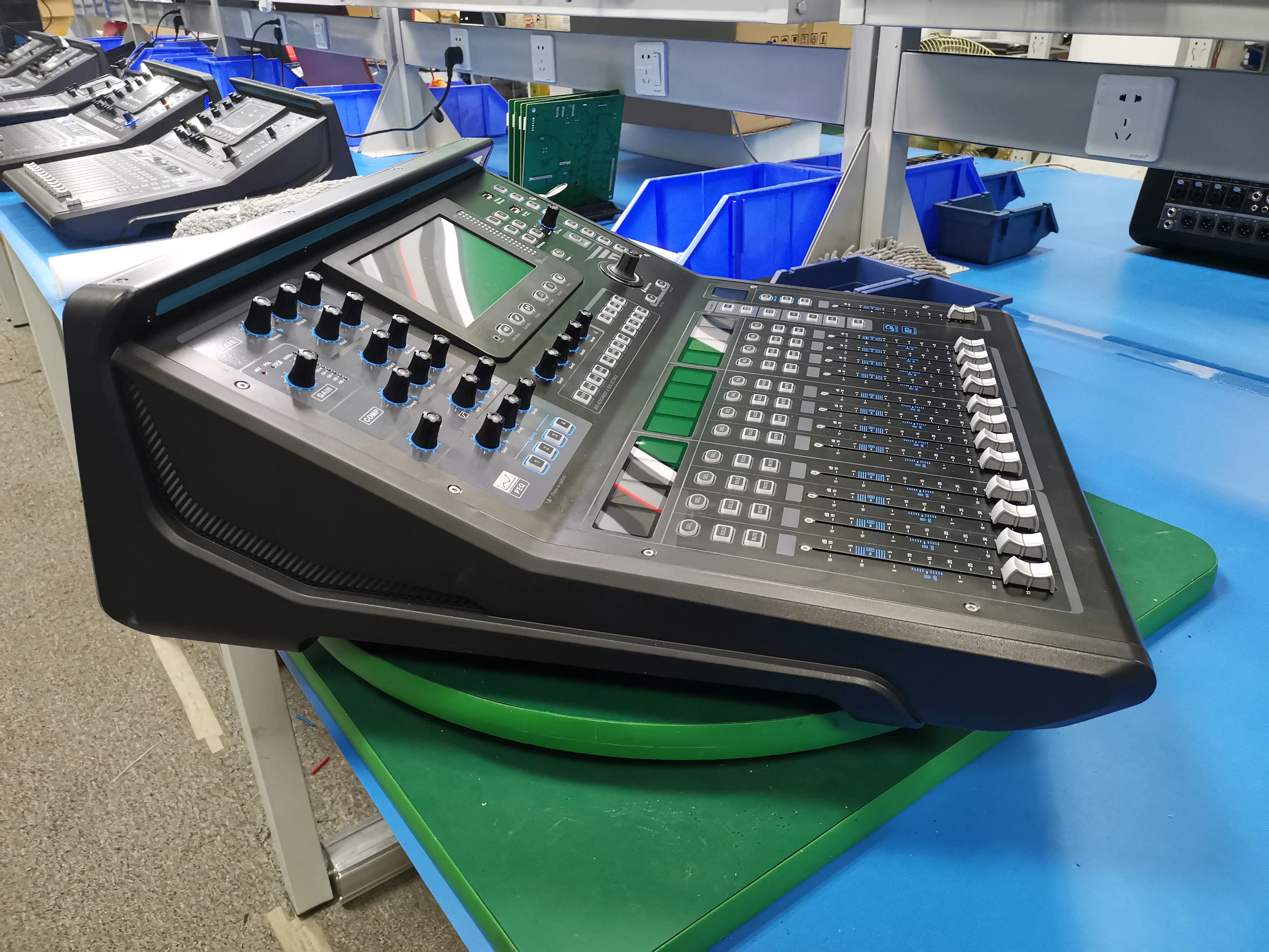 OEM Hot professional digital mixer console audio 22Channels Motor Fader display racks USB Recording live sound mixing MQ-22