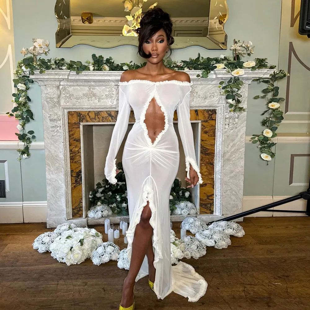 

Элегантное белое платье с глубоким V-образным вырезом и высоким разрезом, длинными рукавами и рюшами по горловине и подолу.