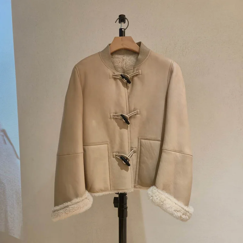 

Женская зимняя бейсбольная куртка MICOAT из искусственного меха и кожи с эффектом согревания, с пуговицами-клевантами, повседневный крой, омолаживающий дизайн