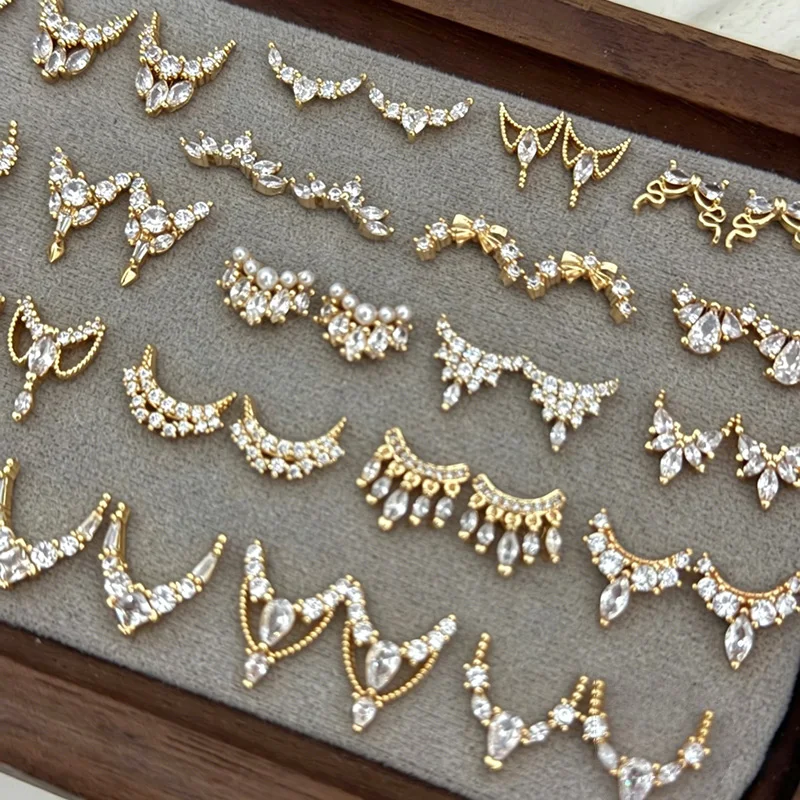 5 Stück vergoldete Kupfer-Zirkon-Nagelanhänger – Nagelkunst-Dekoration im französischen Stil mit glitzerndem Kristallrand, luxuriöser Nagelschmuck – Detail 5