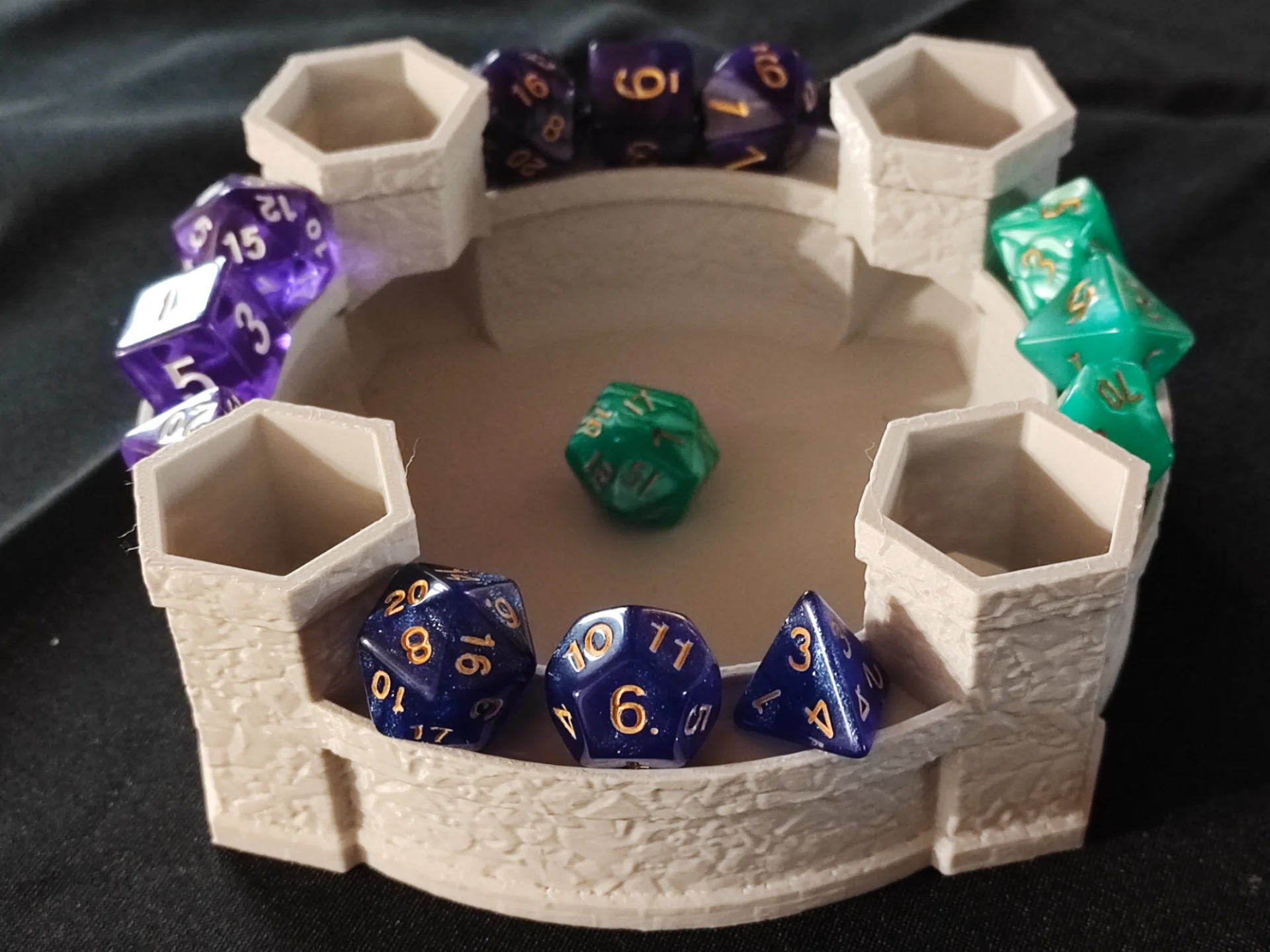Tray Dice Tower 4 Player Dice Tower with Central Dice Plate Tray Board Game Competitive dice box