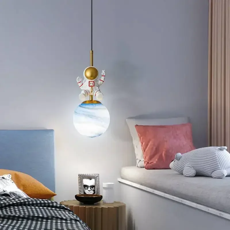 Lámpara colgante LED moderna para mesita de noche, candelabro de astronauta para habitación de niños, luz de noche de luna, accesorio de luz para decoración del hogar, Lustre