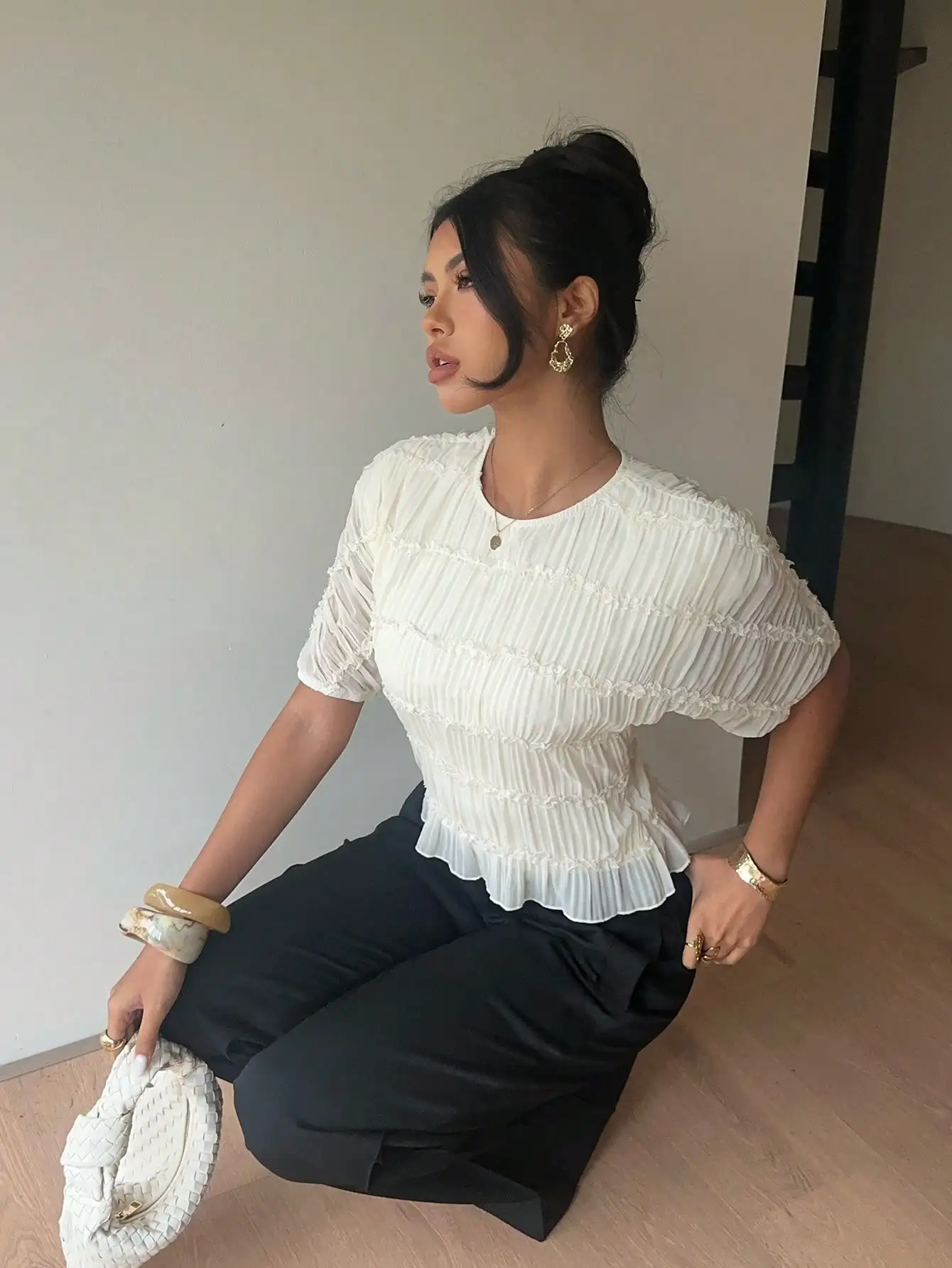 

Женская белая блузка с рюшами и плиссировкой, с круглым вырезом и расклешенными рукавами, элегантный топ