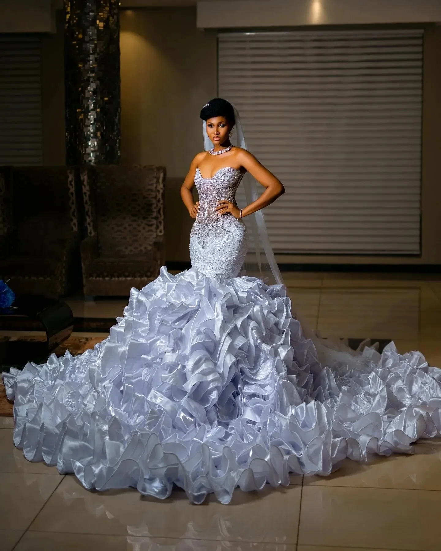 Suknie ślubne plus size na zamówienie dla panny młodej, krój syreny, prześwitujący dekolt, iluzja, warstwowy tiul, falbany, do kościoła, zdobione koralikami, koronka.