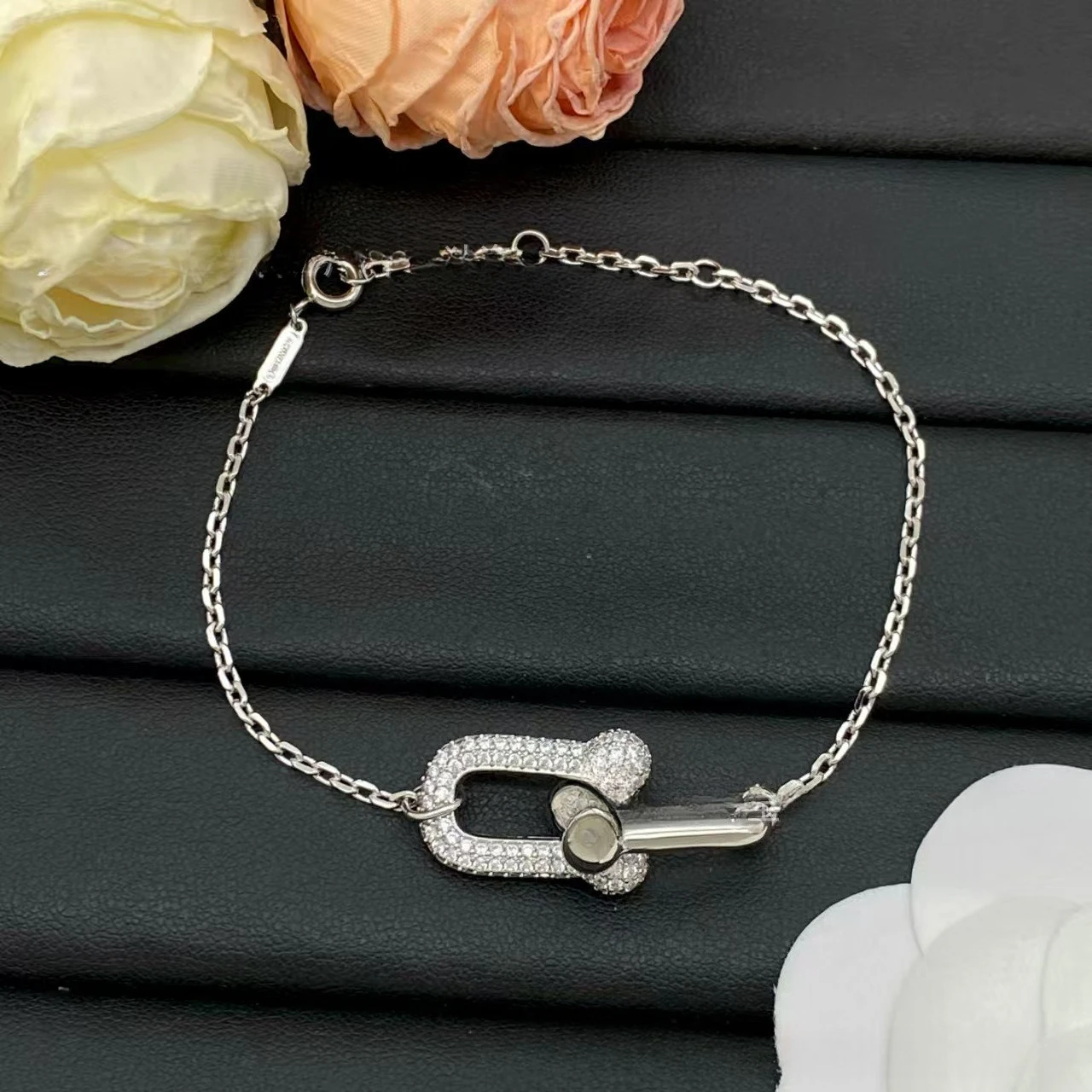 

Bracelet European Beautiful Women Light Luxury Niche Style Fashion Trend High Sense 2025 Classic Fashion