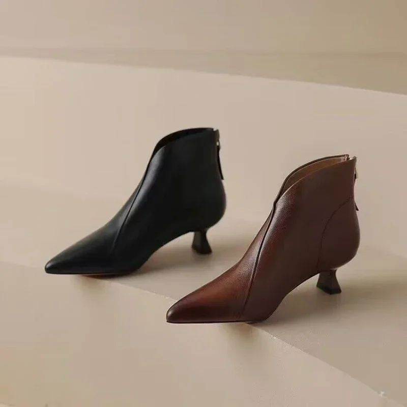 2024 New Baotou Patent Leather Strap Cat Heel Female Sexy Black Silk Pointed Thin Heel High Heels High Shoes Montage