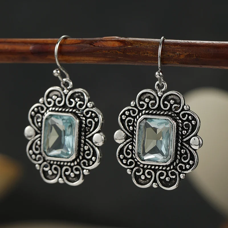 Damen Vintage Quadratische Zirkon-Ohrhänger mit geschnitzten, gewellten Rändern, silberfarbene Ohrringe im Ethno-Stil.