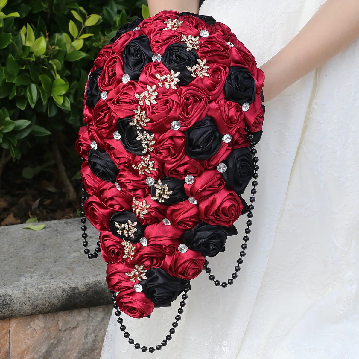 

Красно-черные букеты-водопад из бисера и жемчуга для невесты