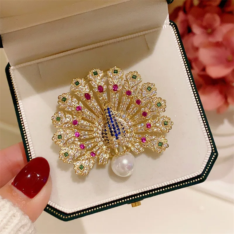 CC Luxury Brooch Full of Zirconia Peacock Shape Court Vintage Style Shining Zirconia Coat Pins Imitation Pearl Suit Pin B257