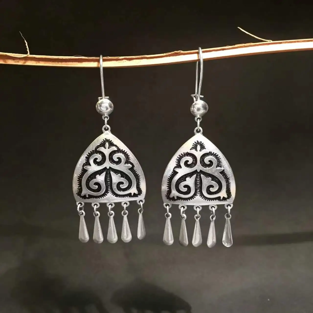 National style triangular carved fringed lady's pendant earrings are suitable for travel and casual wear.