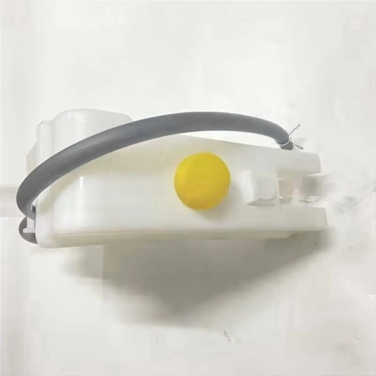 #32A Automobile Expansion Tank,Car Reservoir Coolant Tank for Nissan Sunny (plastic)