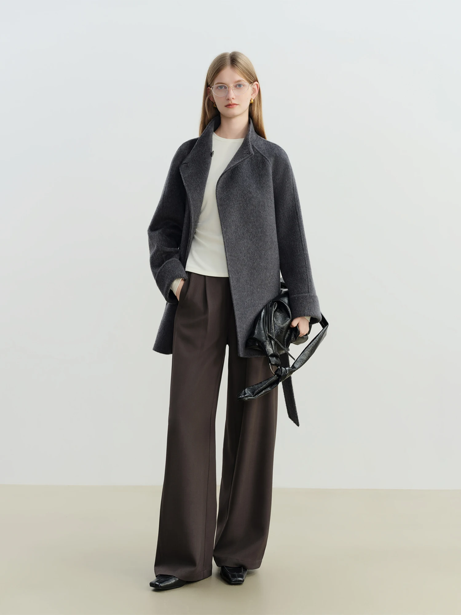 ZIQIAO 2025 nueva llegada elegante abrigo de mezcla de lana de camello de doble cara Chaqueta corta elegante con diseño inspirado en la universidad Otoño Invierno