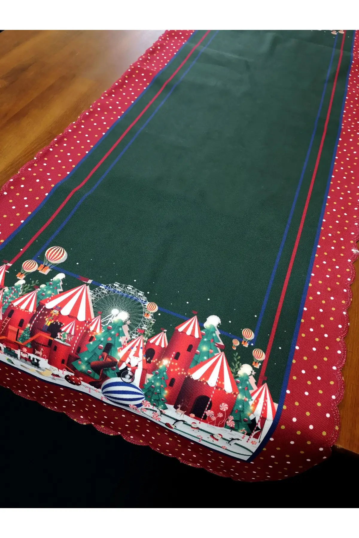 

Red Pointed Green Background Christmas Pattern Laser Cut Runner