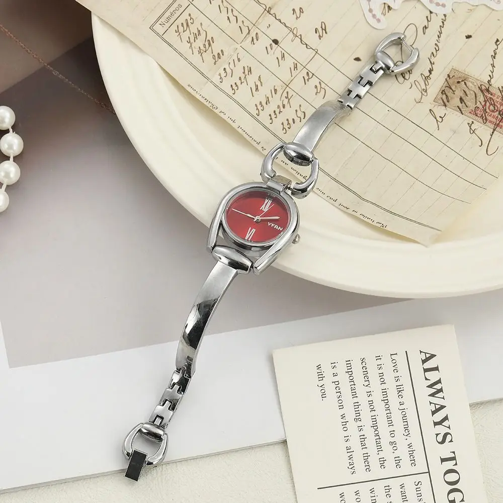 Bracelet Watch Vintage Quartz Watch Round Button Design Luxury Ladies Watch Gift Elegant Wristwatch Women Metal Watch Wristwatch