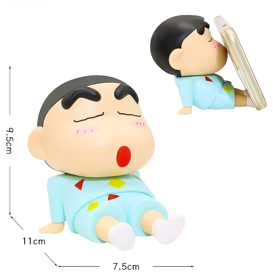 Crayon Shin-Chan Comodo supporto per telefono Kawaii Anime Ornamenti da tavolo Cartoon Watching TV Decorazione creativa Nuovo regalo di moda