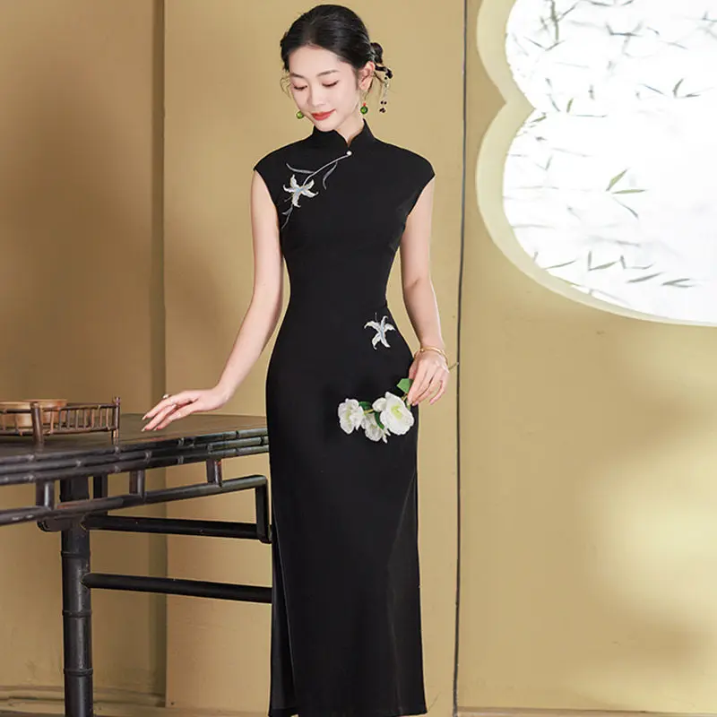 

Новое женское летнее ципао 2026 года: Вышитое черное длинное ципао без рукавов в улучшенном китайском стиле для молодых женщин, класса люкс