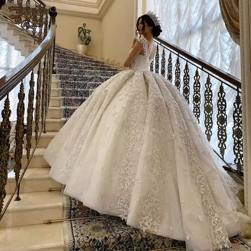 Suknia ślubna na ramiączkach spaghetti z aplikacjami, suknia balowa do ziemi, błyszcząca koronka, haft, odkryte plecy, tren kapliczny.