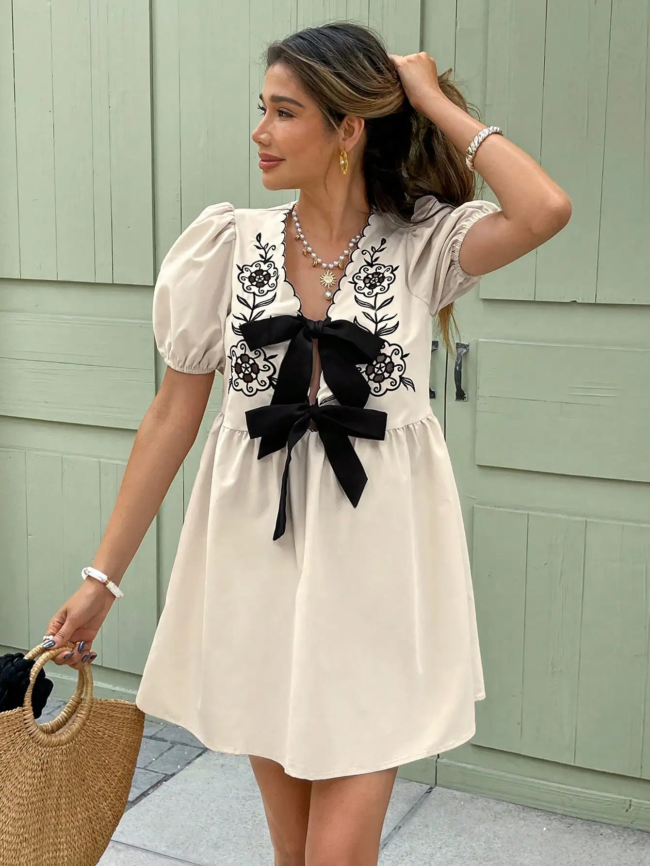 

Женское мини-платье с цветочной вышивкой, бантом спереди и пышными рукавами для летнего повседневного образа