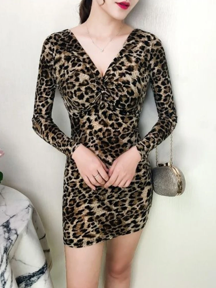 

Летнее платье с цветочным принтом и V-образным вырезом, с эластичной талией и длинными рукавами, для женского базового гардероба.