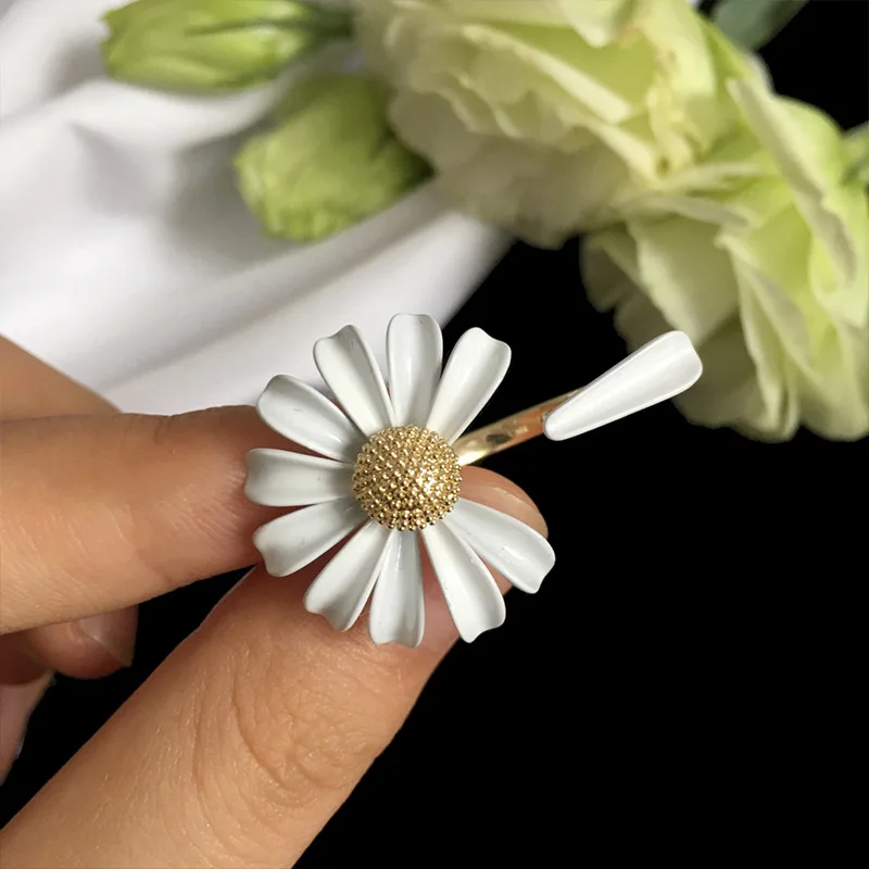 

New exquisite square rivet studded diamond metal ring jewelry Opening up personalized design accessories