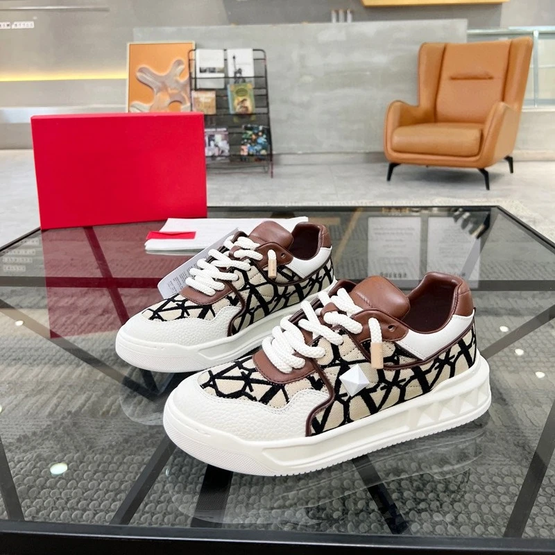 Nieuwe leren herensneakers met print, luxe designer skate-schoenen met bezaaid platform en sleehak, ademende mode-casual trainers, zomer