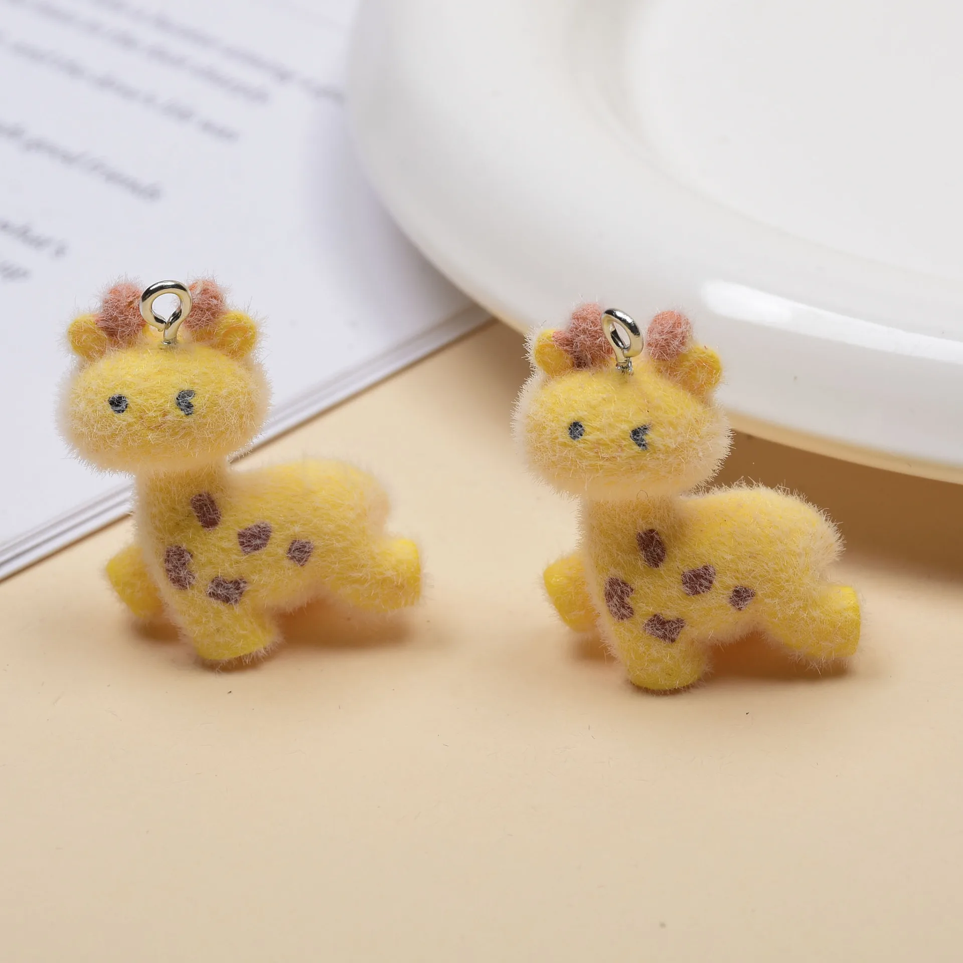 20pcs 3D Flocking resin giraffe Charms Cartoon animal Doll Pendant for necklace Keychains DIY crafts Jewelry Accessories