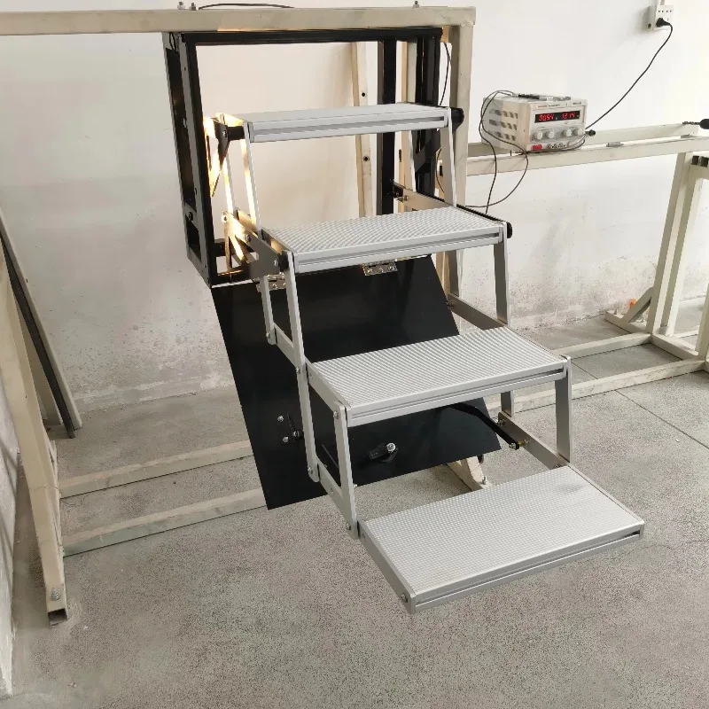 ملحقات المنزل المتنقل خطوات منزل متنقل مع صمام ثنائي باعث للضوء 4 خطوات من الفولاذ المقاوم للصدأ قابل للطي يدويًا/سلالم كهربائية