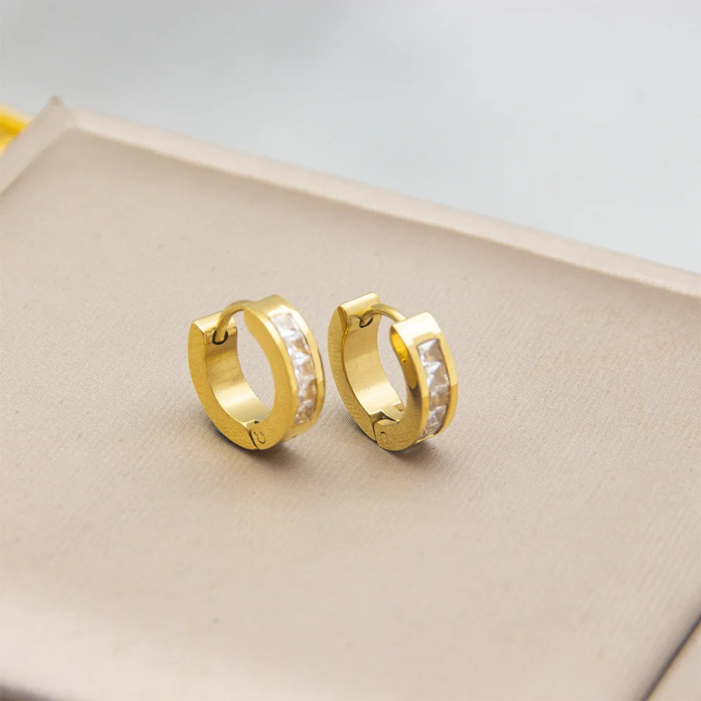Minimalistisches Edelstahl-Ohrring-Set mit schwarzen Zirkonia für Damen – Huggie- und Helix-Ohrringe, modisches Schmuck-Accessoire, neu im Trend – Detail 2