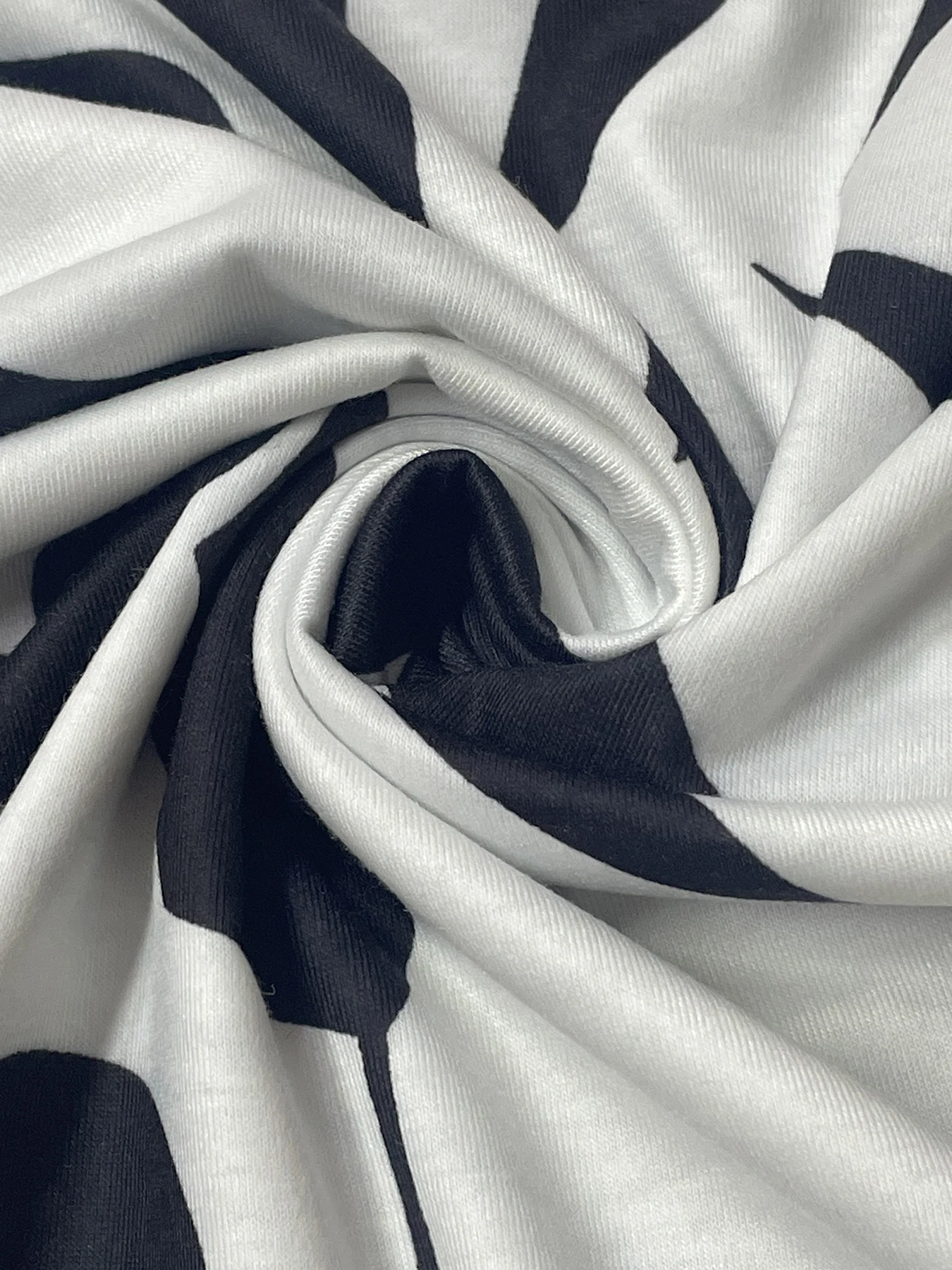 Spring and Summer New Elegant Women's Fashion Design Black and White Graphic Print Dress, Elegant Slim-Fit Strapless Dress with Hollow Back