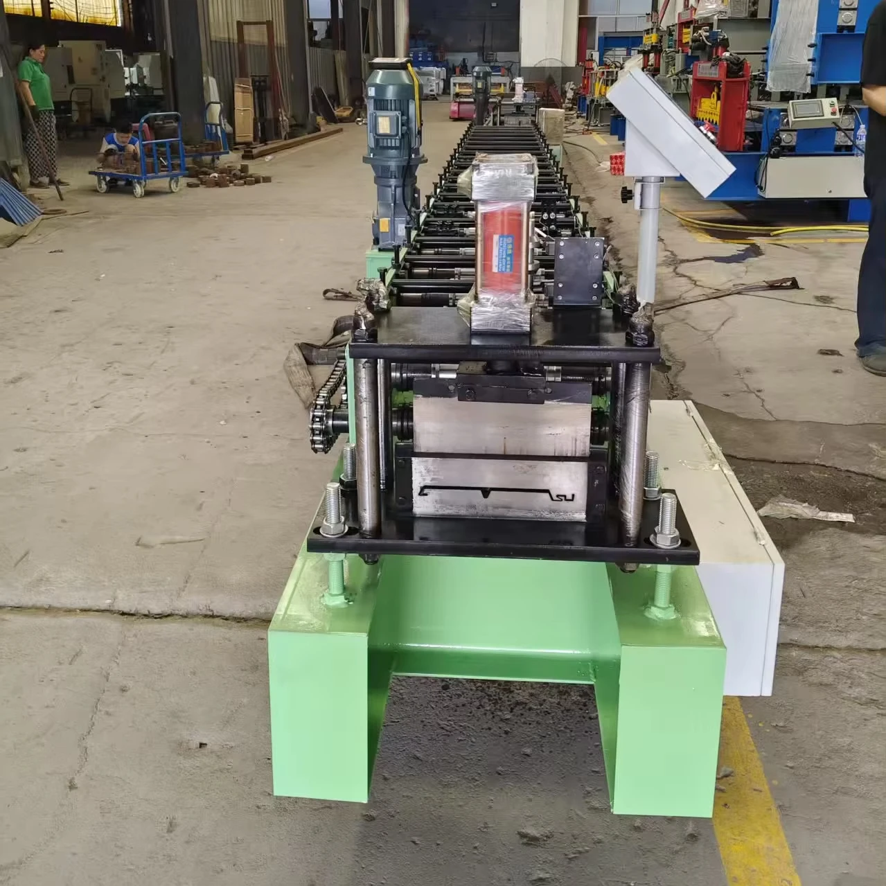 Self lock roll forming machine