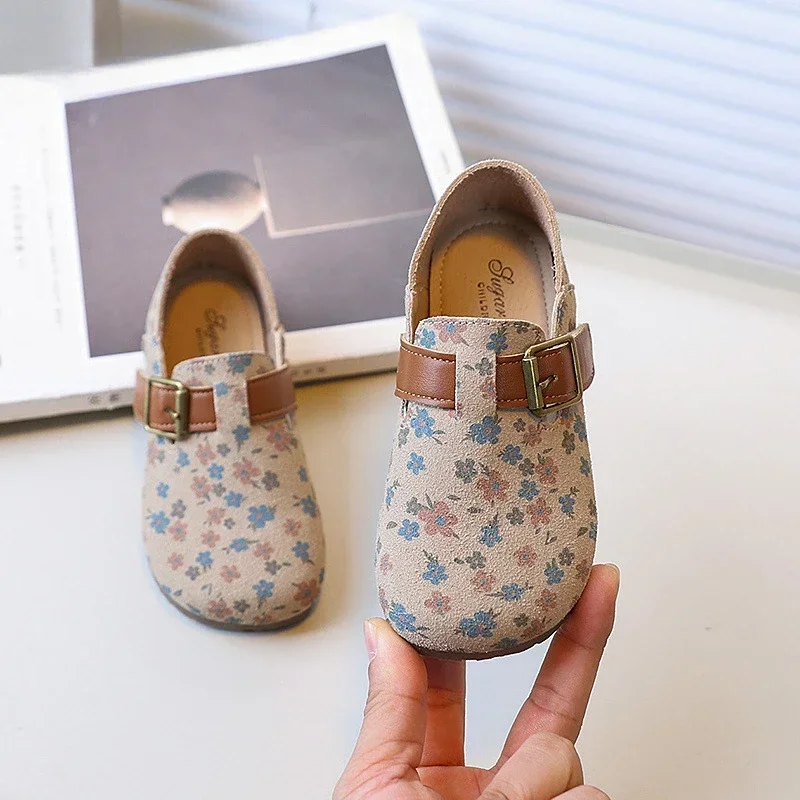 

Модные детские туфли на плоской подошве, новая весенне-осенняя детская модная кожаная обувь для девочек, повседневная обувь принцессы с милым цветочным узором и петлей на крючках