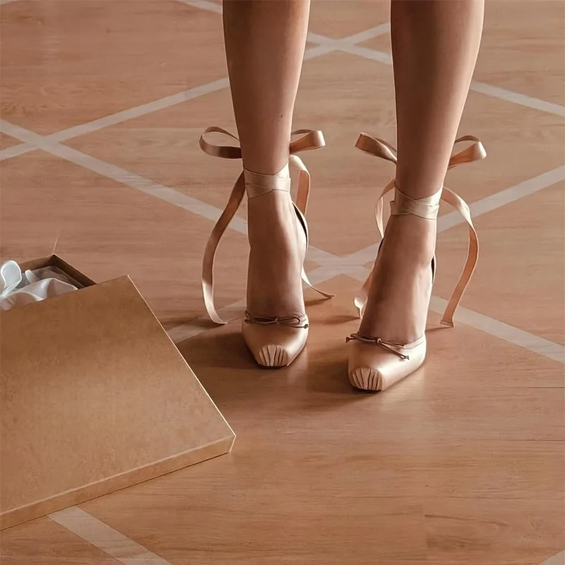 Champagnerfarbene Satin-Ballettschuhe für Damen mit eckiger Spitze, hohen Absätzen, Knöchelriemen und Schleifendetails für Hochzeitslooks.