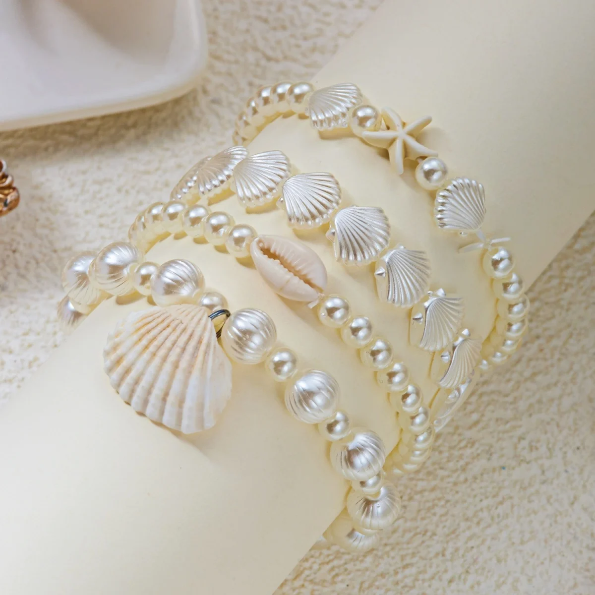 Mehrlagige Sommer-Armbänder aus Kunstharz mit Seesternen, Muscheln und simulierten Perlen für Damen und Herren, stapelbare Armbänder im Ozean-Stil. – Detail 18