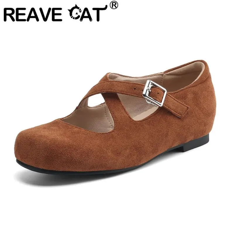 

Женские туфли REAVE CAT розового цвета, на плоской подошве, с круглым носком, из замши, с ремешком на пряжке, большие размеры 41, 42, 43, мягкие, ручной работы, повседневные, женская обувь