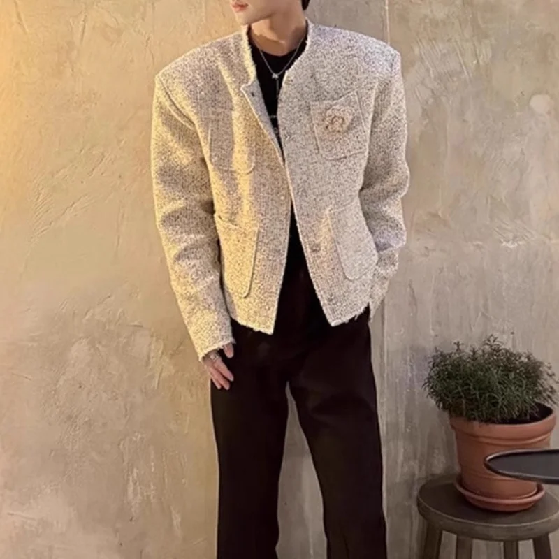 

Пальто придает образу дерзкого и стильного вида, а весенняя корейская версия легкой роскошной короткой куртки с отворотами на плечах добавляет к ней изысканности.