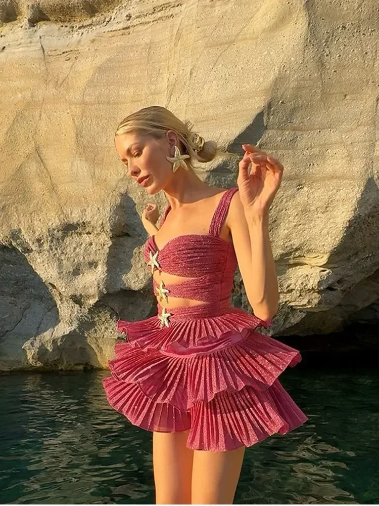 Sexy brilhante oco para fora em camadas plissado mini vestido feminino moda sem costas sem mangas vestidos finos 2024 nova senhora festa vocação vestido