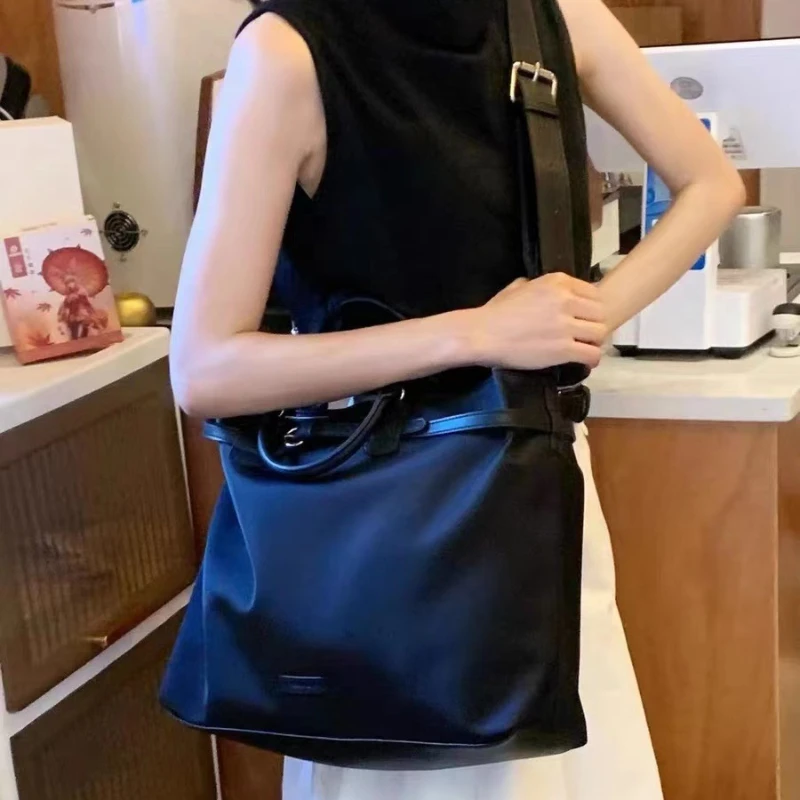 Shoulder bag for women, new niche design, large capacity multifunctional briefcase, commuting handheld crossbody bag handbag