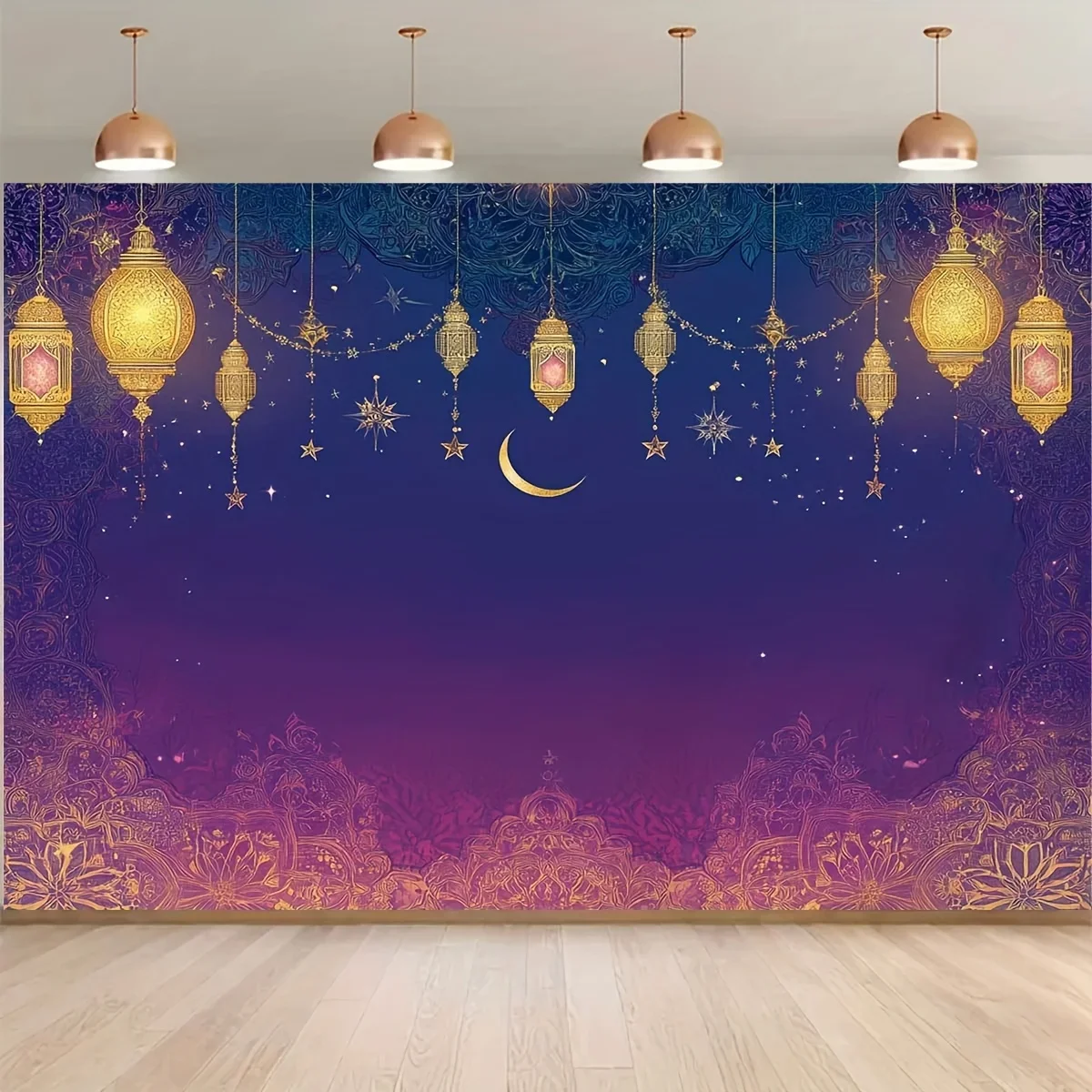 لافتة خلفية رمضان - فوانيس ذهبية معقدة وتصميم قمر الهلال على التدرج الأزرق الداكن إلى الأرجواني