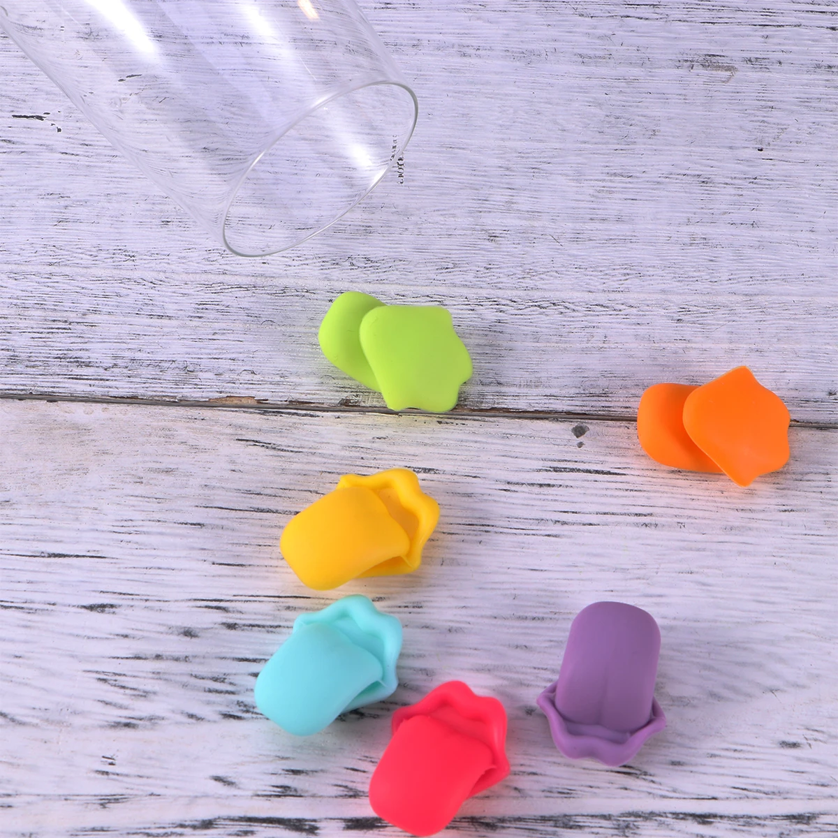 

6Pcs Silicone Red Wine Glass Identification Markers Non Slip Creative Lip Shaped Charms Markers for Parties Dinners