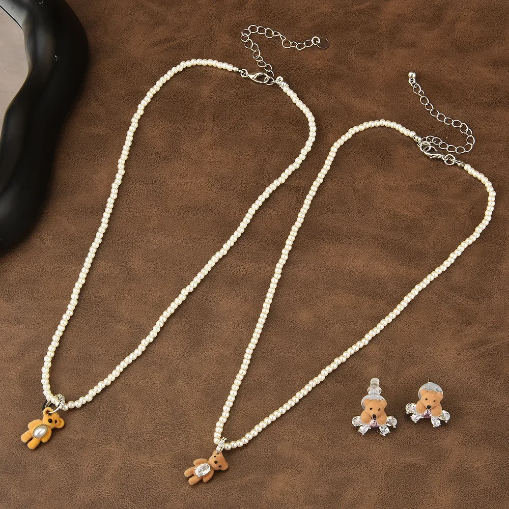 

2025 A cute plush bear necklace for ladies, a light luxury and fashionable collarbone chain, sweet and trendy