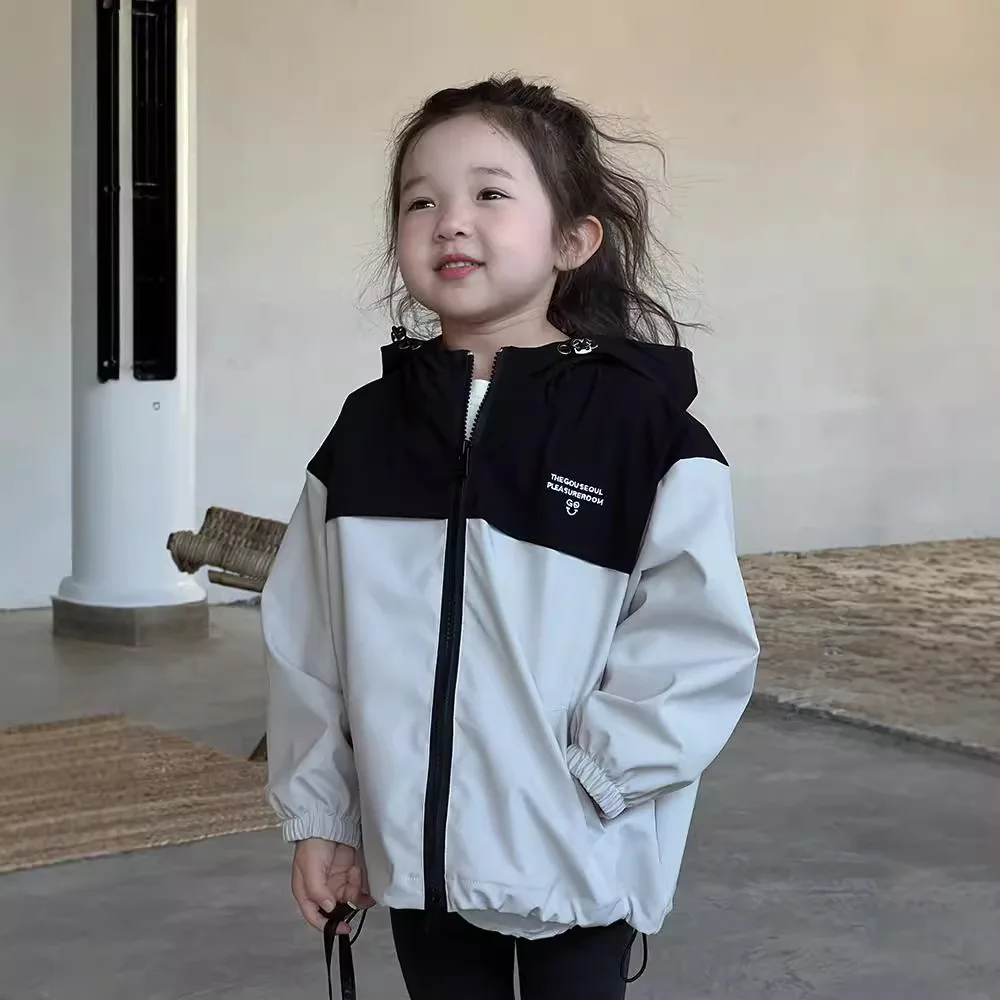 Girls Coat 2024 Autumn New Childrens Clothing Girl Baby Foreign Style Black and White Patchwork Outdoor Stormjacket Casual image 2